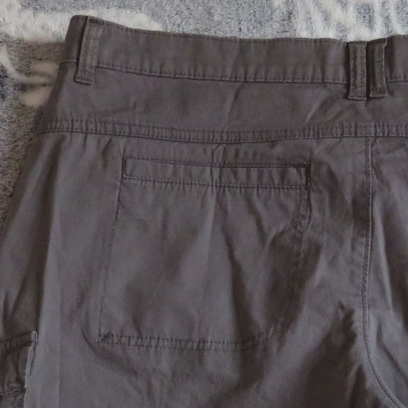 Lee* Women's 1.5" Belt Loop Multipocketed Midrise Cargo Shorts~ Size (14) Medium - Picture 12 of 12